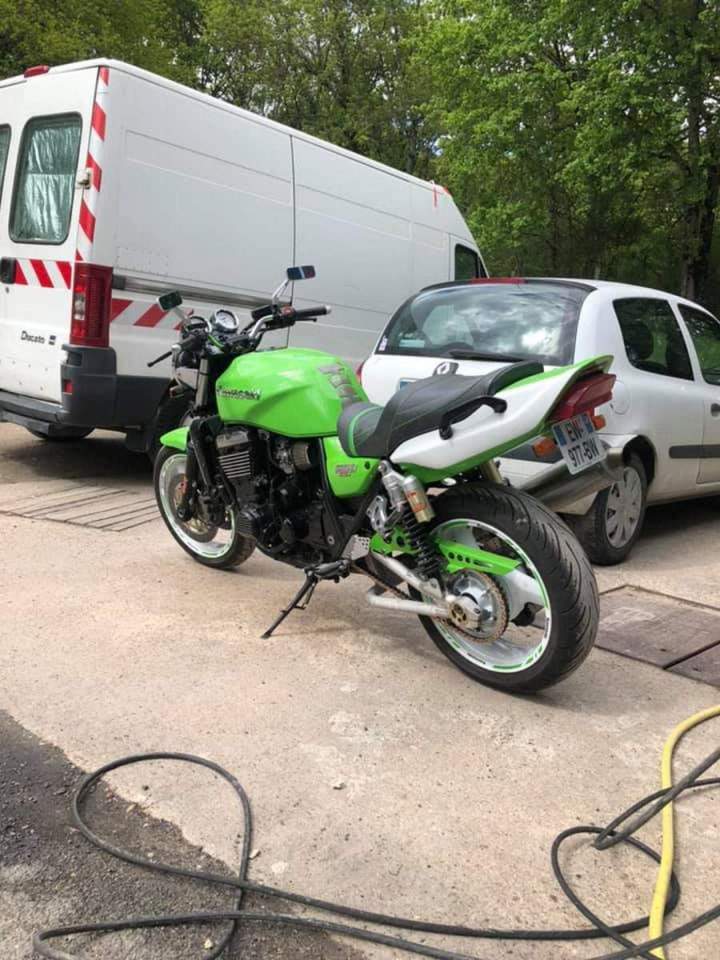 Personnalisation de carénages et de jantes de moto